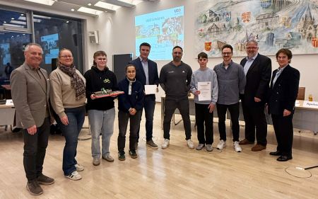 Die Schülerinnen und Schüler der Friedrich-Spree Gesamtschule freuen sich über ihren dritten Platz für Ihr Projekt eines jahrgangsübergreifendes Fahrradprojektes mit eigener Fahrradwerkstatt. © Kreis Paderborn, Petra Kotthoff